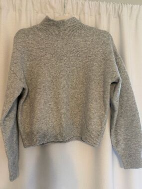 H&M Cozy Cropped Turtleneck Sweater in Light Gray